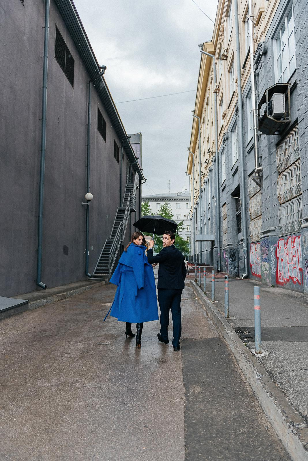 парень и девушка в пальто идут под зонтом, фотосессия в городе, двое под зонтом, фотограф новосибирск