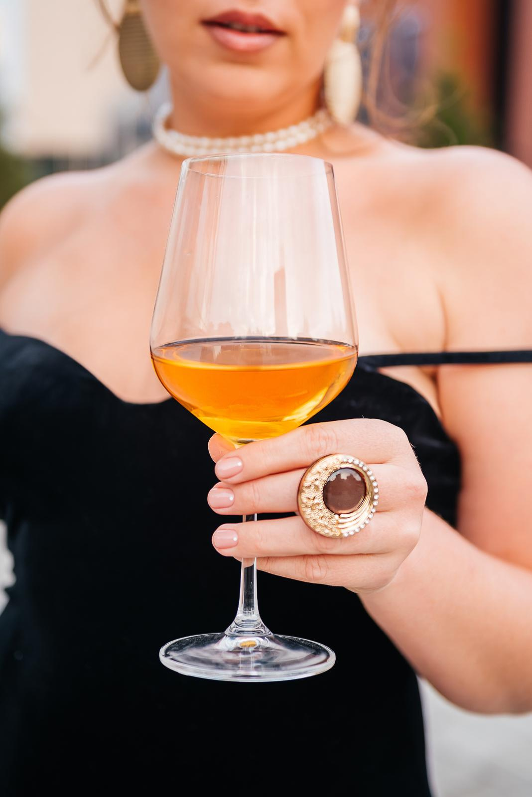 Девушка, черное платье, бархатное платье, платье по фигуре, итальянский шик, италия, лето, шляпа, фотосессия в городе, фотосессия летом, фотограф новосибирск, бокал, вино
