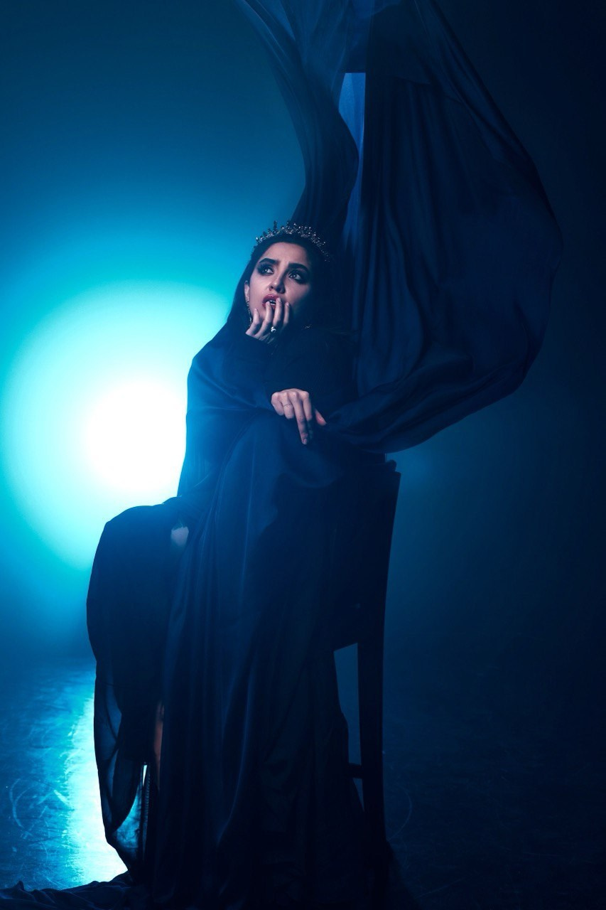 Художественная фотосессия в образе королевы для Евгении