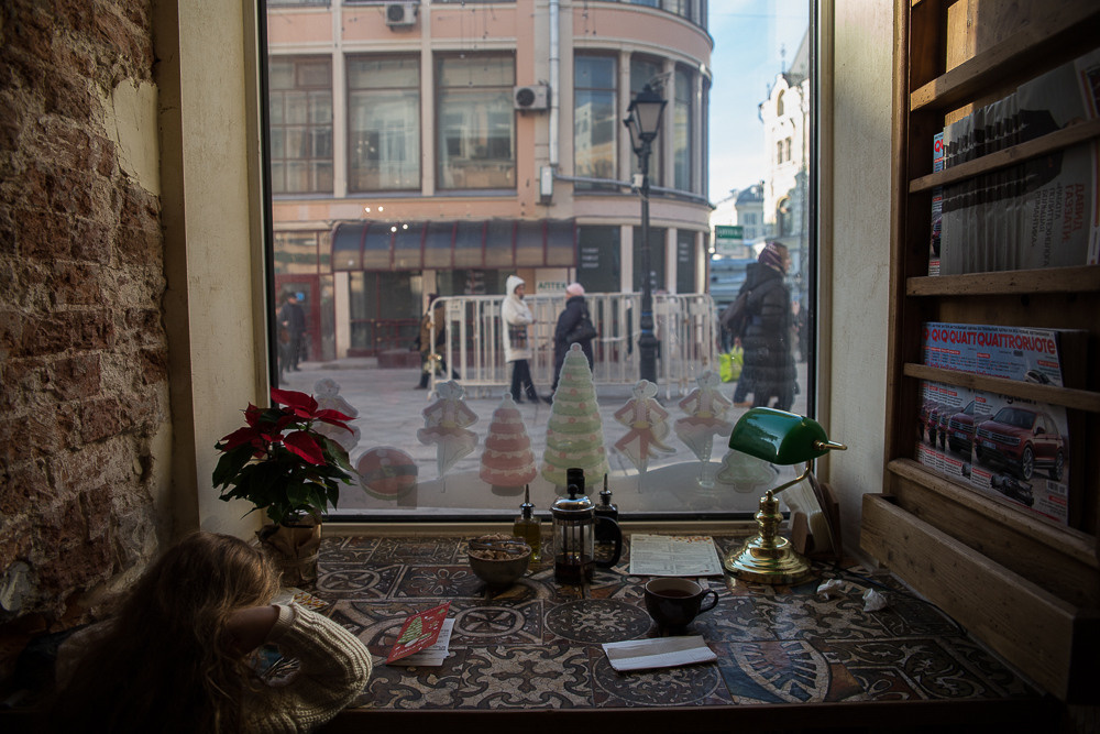 Фотопрогулка маленькой девочки по предновогодней Москве. Семейный и школьный фотограф в Москве Анна Ткач