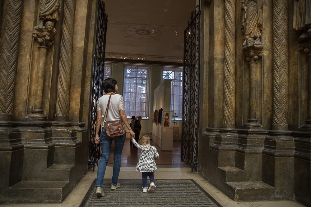 Фотопрогулка в музее имени Пушкина в Москве для мамы с ребенком. Семейный и школьный фотограф в Москве Анна Ткач