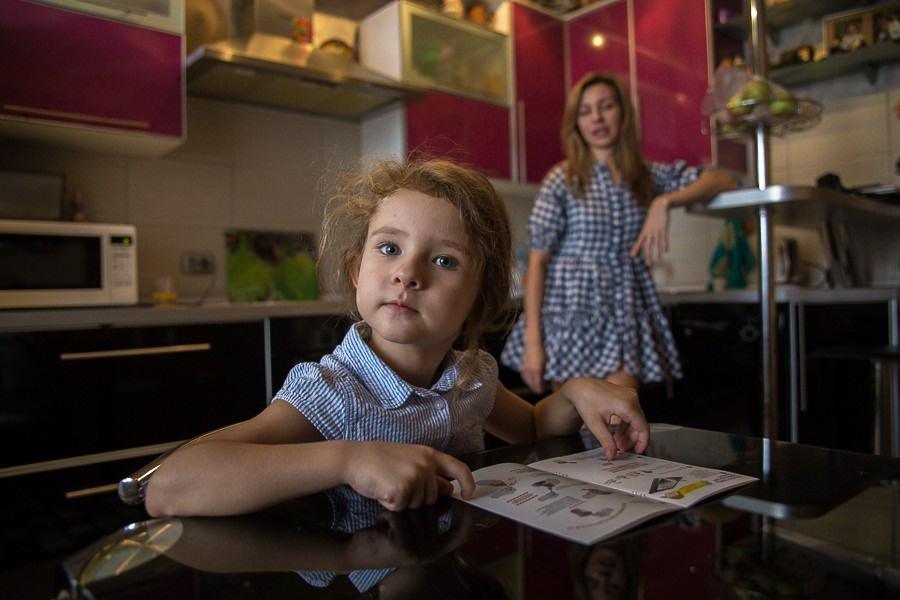 Веселая домашняя фотосессия для мамы и дочери пяти лет. Семейный и школьный фотограф в Москве Анна Ткач