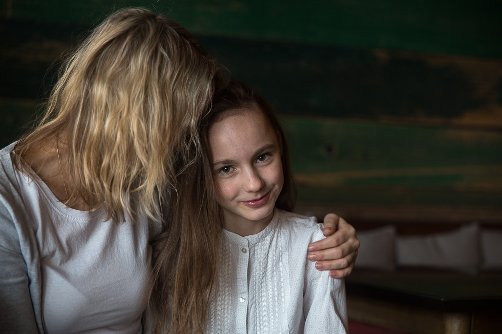 Портретная фотосессия для мамы и дочерей в кафе. Семейный и школьный фотограф в Москве Анна Ткач