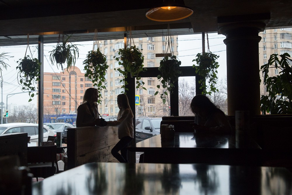 Портретная фотосессия для мамы и дочерей в кафе. Семейный и школьный фотограф в Москве Анна Ткач