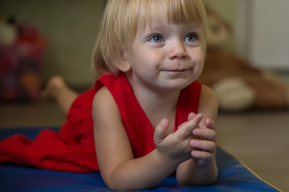 Домашняя портретная фотосессия для девочки трех лет. Семейный и школьный фотограф в Москве Анна Ткач