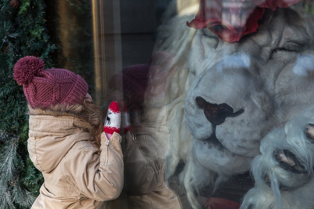 Фотопрогулка маленькой девочки по предновогодней Москве. Семейный и школьный фотограф в Москве Анна Ткач