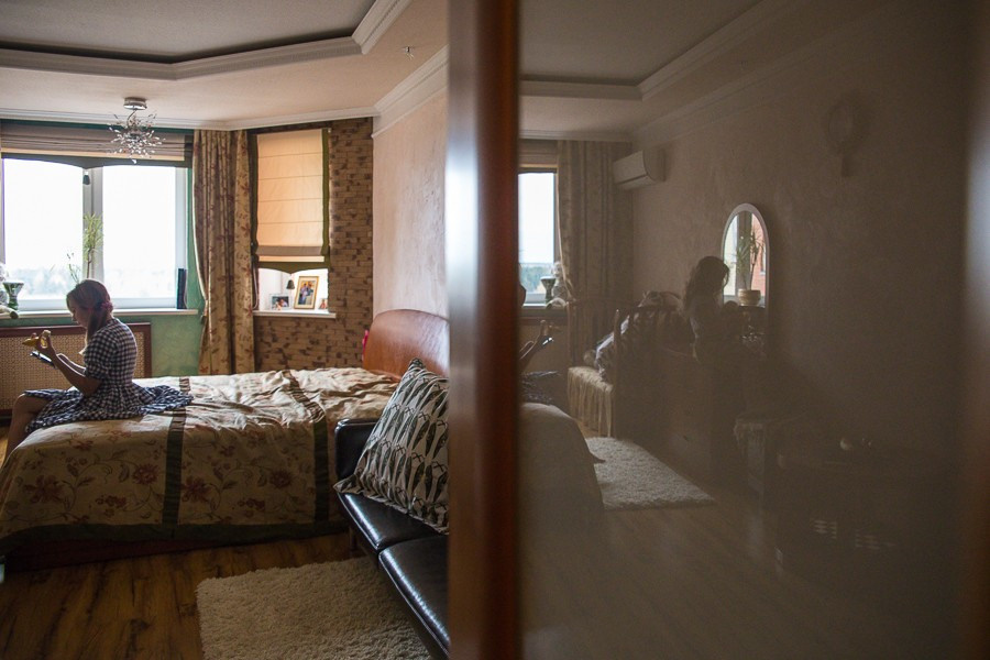 Веселая домашняя фотосессия для мамы и дочери пяти лет. Семейный и школьный фотограф в Москве Анна Ткач