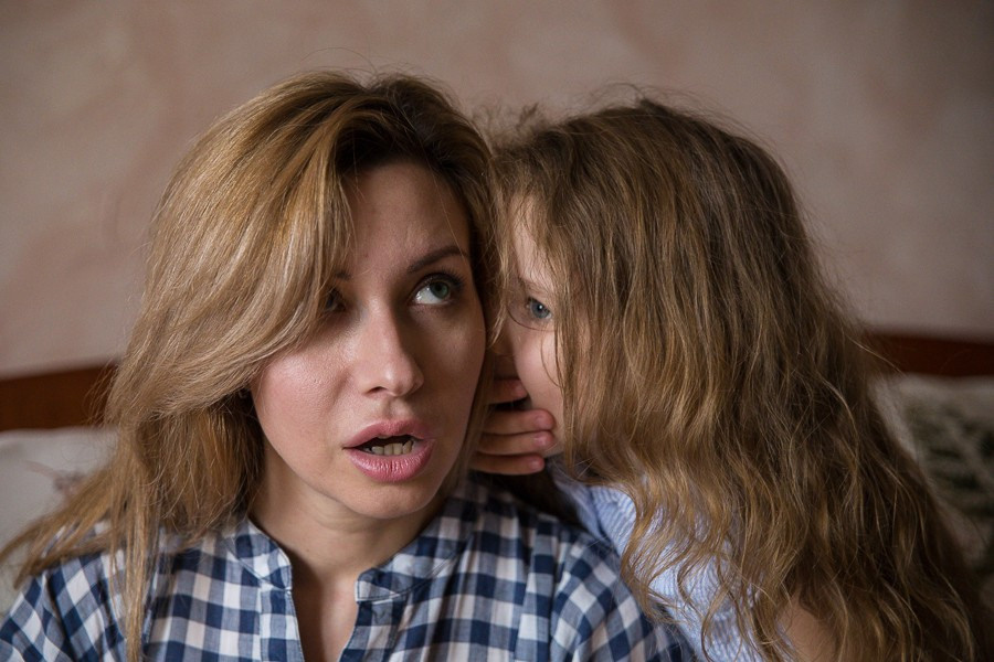 Веселая домашняя фотосессия для мамы и дочери пяти лет. Семейный и школьный фотограф в Москве Анна Ткач