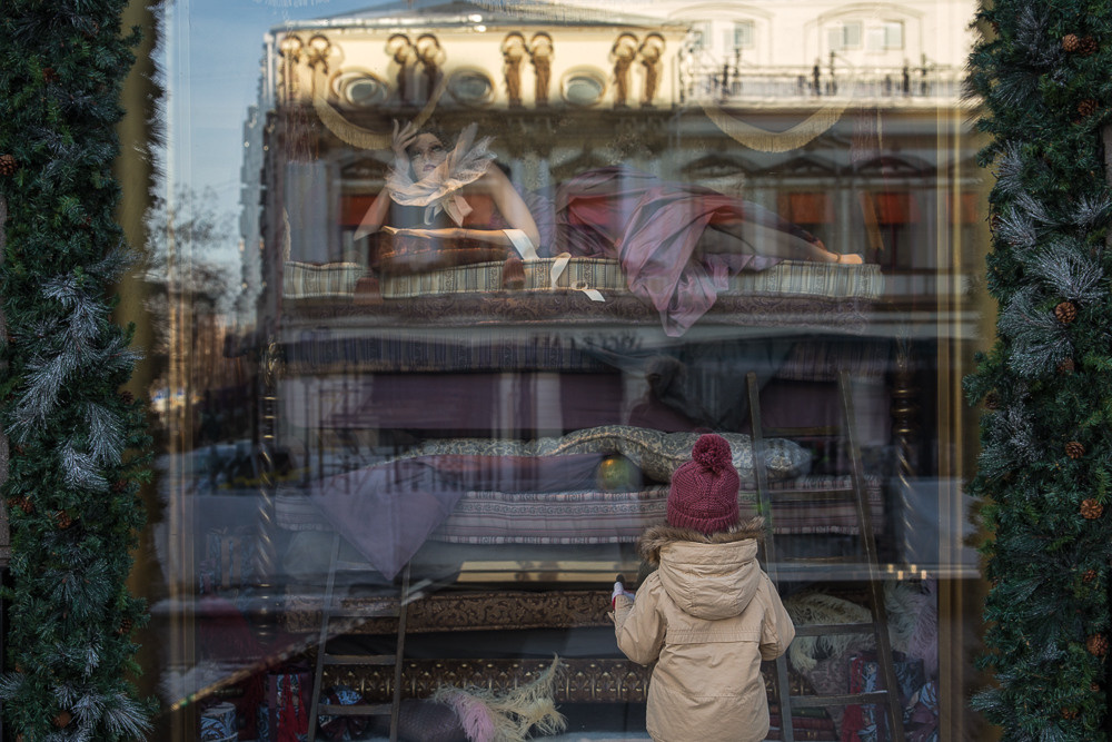 Фотопрогулка маленькой девочки по предновогодней Москве. Семейный и школьный фотограф в Москве Анна Ткач