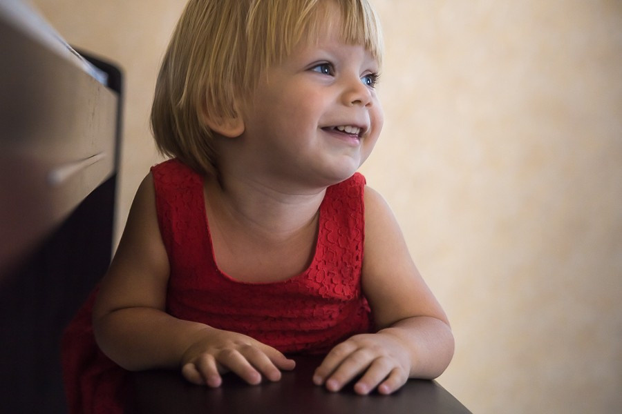 Домашняя портретная фотосессия для девочки трех лет. Семейный и школьный фотограф в Москве Анна Ткач