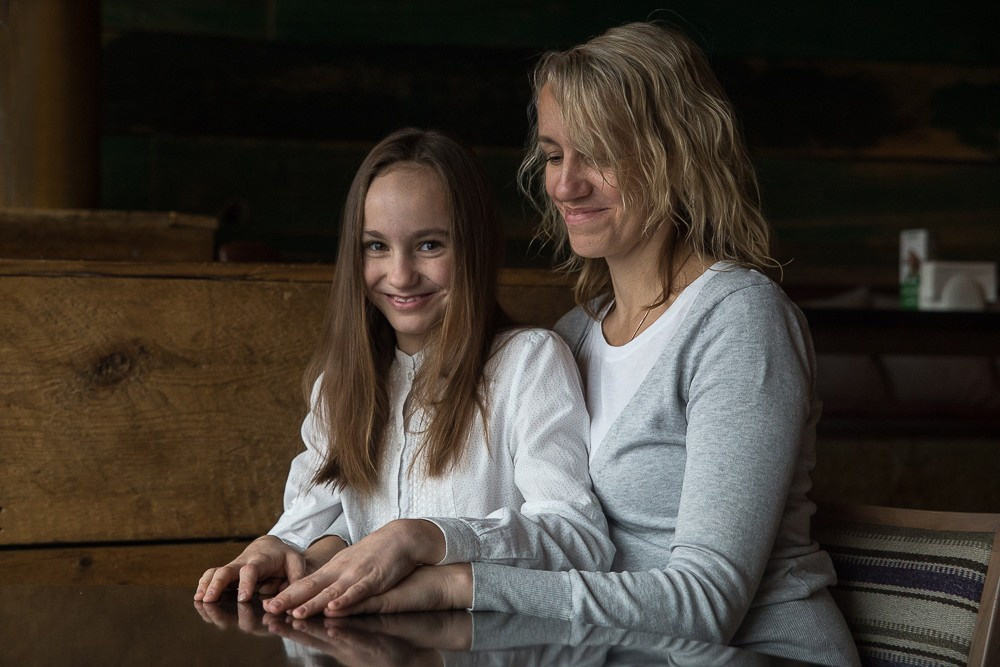 Портретная фотосессия для мамы и дочерей в кафе. Семейный и школьный фотограф в Москве Анна Ткач