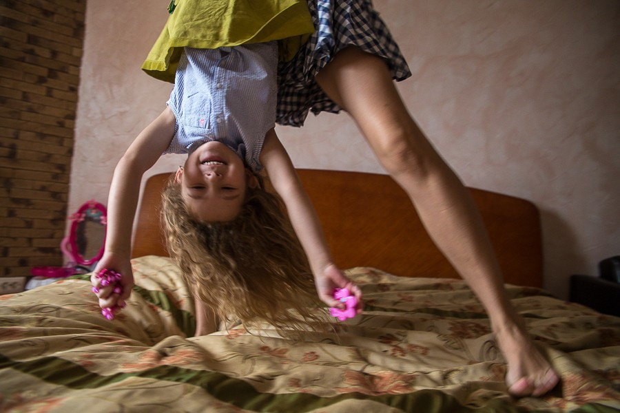 Веселая домашняя фотосессия для мамы и дочери пяти лет. Семейный и школьный фотограф в Москве Анна Ткач