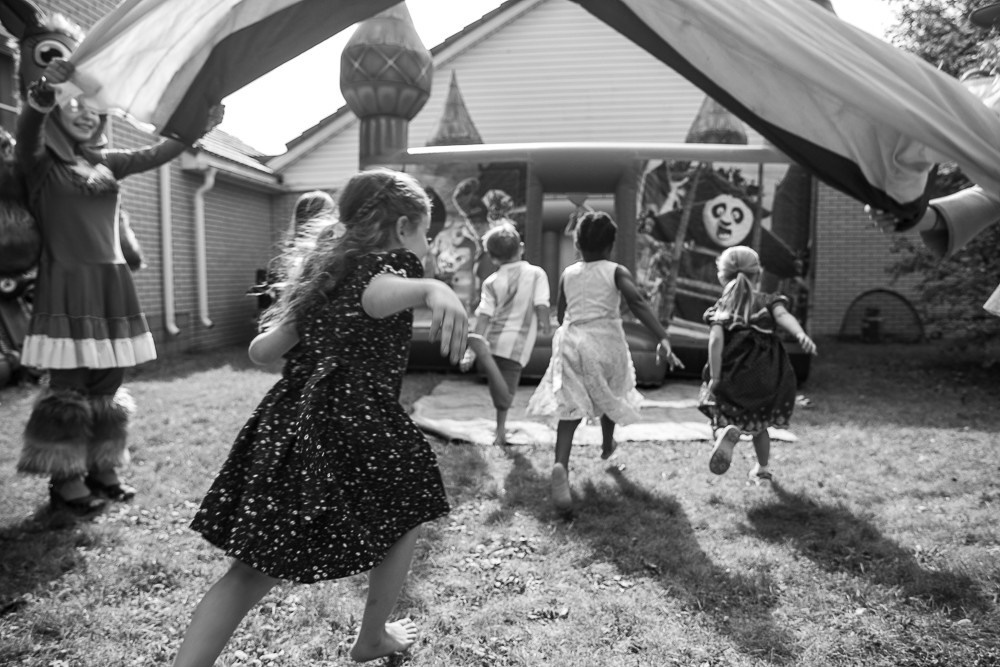 Репортажная съемка детского дня рождения в загородном доме. Семейный и школьный фотограф в Москве Анна Ткач