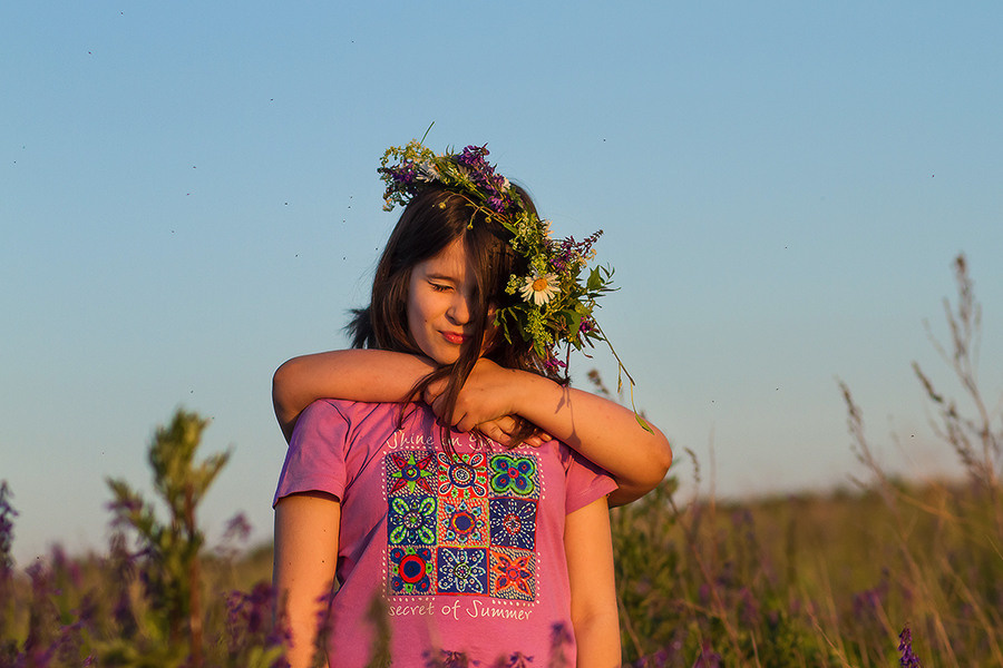Портретная фотосессия для девочки летом в поле. Семейный и школьный фотограф в Москве Анна Ткач