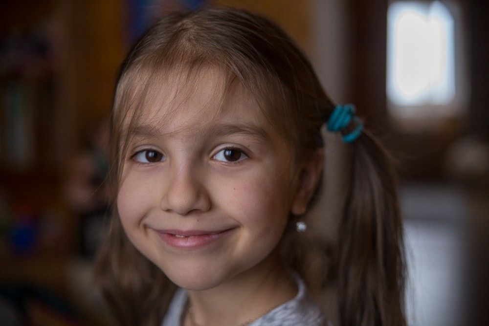 Простые портреты с естественным светом в интерьере. Семейный и школьный фотограф в Москве Анна Ткач