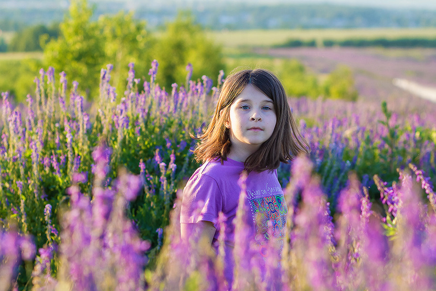Портретная фотосессия для девочки летом в поле. Семейный и школьный фотограф в Москве Анна Ткач