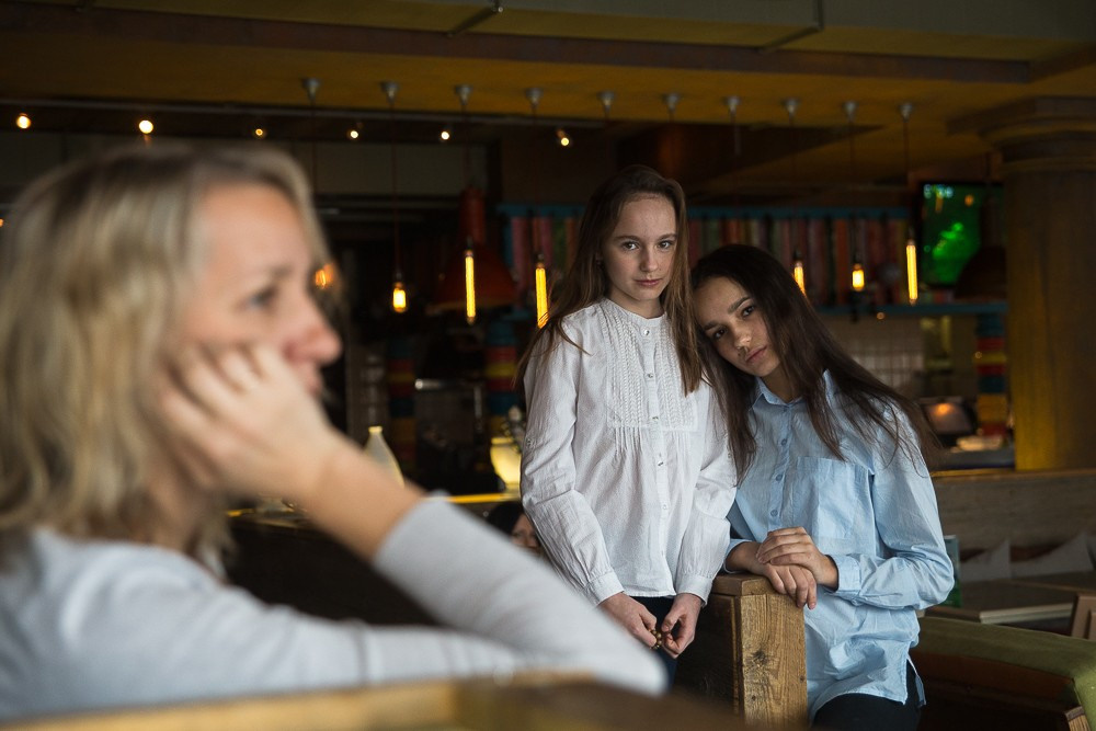 Портретная фотосессия для мамы и дочерей в кафе. Семейный и школьный фотограф в Москве Анна Ткач