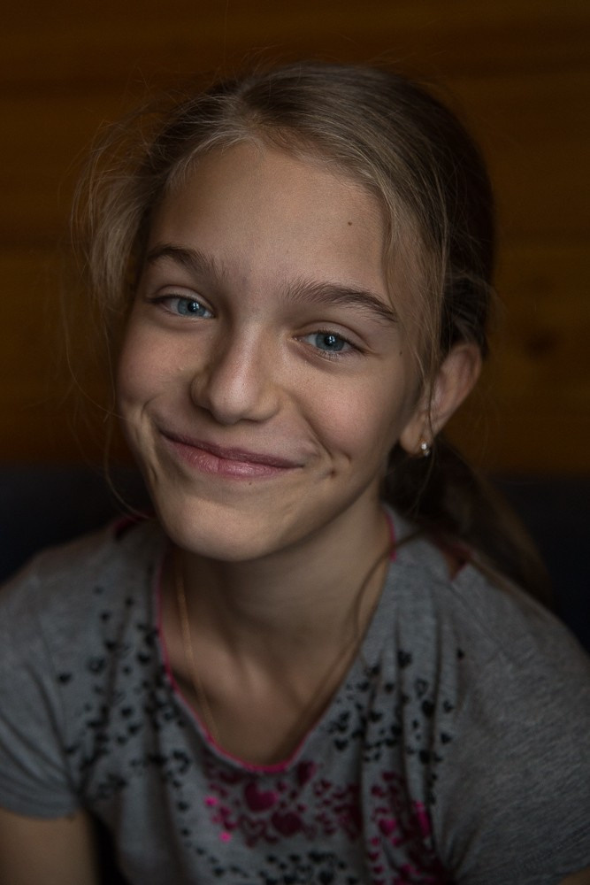 Простые портреты с естественным светом в интерьере. Семейный и школьный фотограф в Москве Анна Ткач