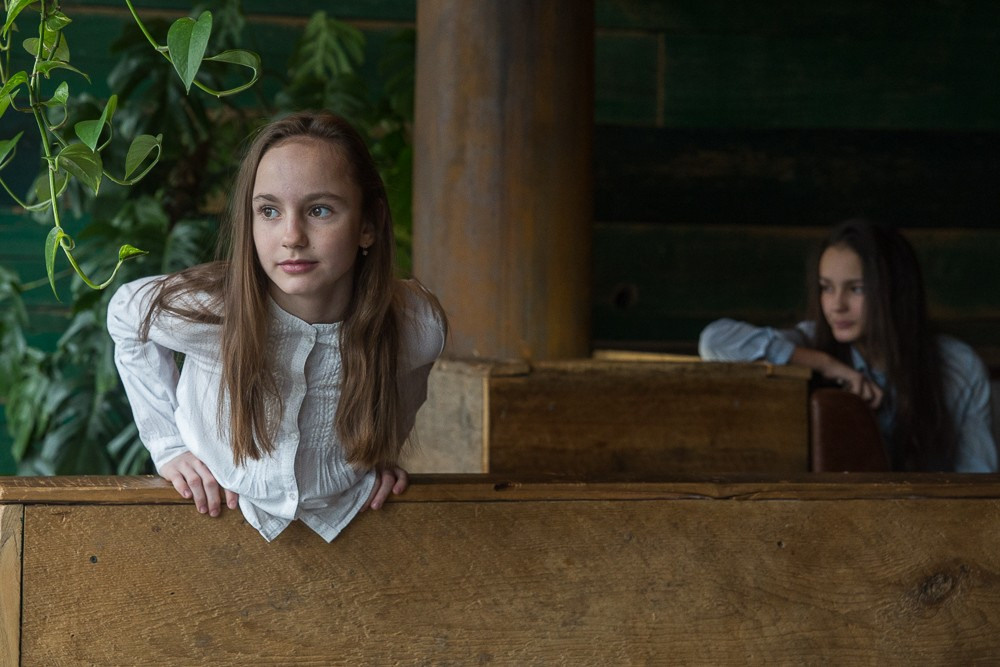 Портретная фотосессия для мамы и дочерей в кафе. Семейный и школьный фотограф в Москве Анна Ткач