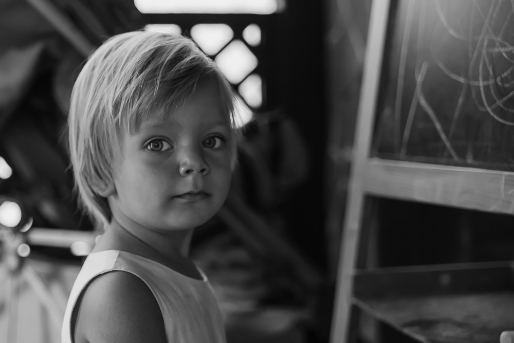 Домашняя портретная фотосессия для девочки трех лет. Семейный и школьный фотограф в Москве Анна Ткач