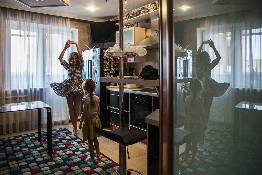 Веселая домашняя фотосессия для мамы и дочери пяти лет. Семейный и школьный фотограф в Москве Анна Ткач