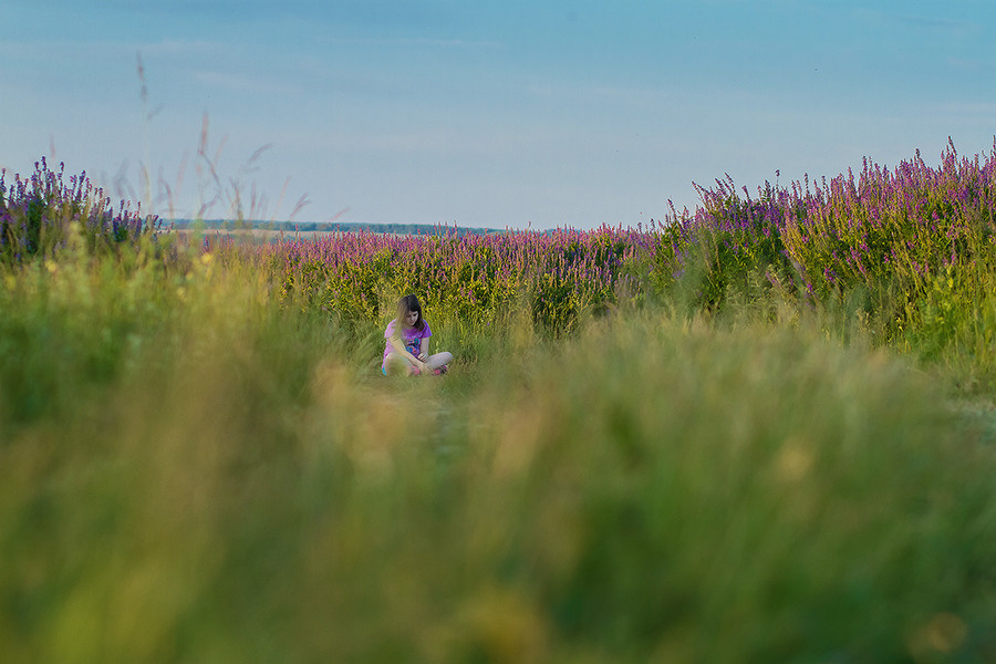Портретная фотосессия для девочки летом в поле. Семейный и школьный фотограф в Москве Анна Ткач