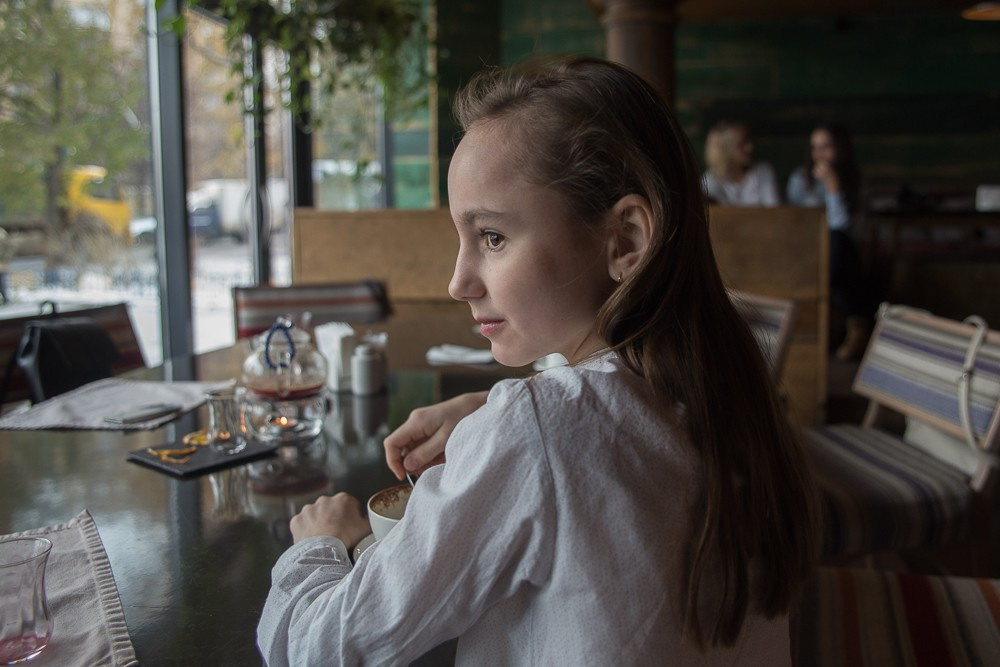 Портретная фотосессия для мамы и дочерей в кафе. Семейный и школьный фотограф в Москве Анна Ткач