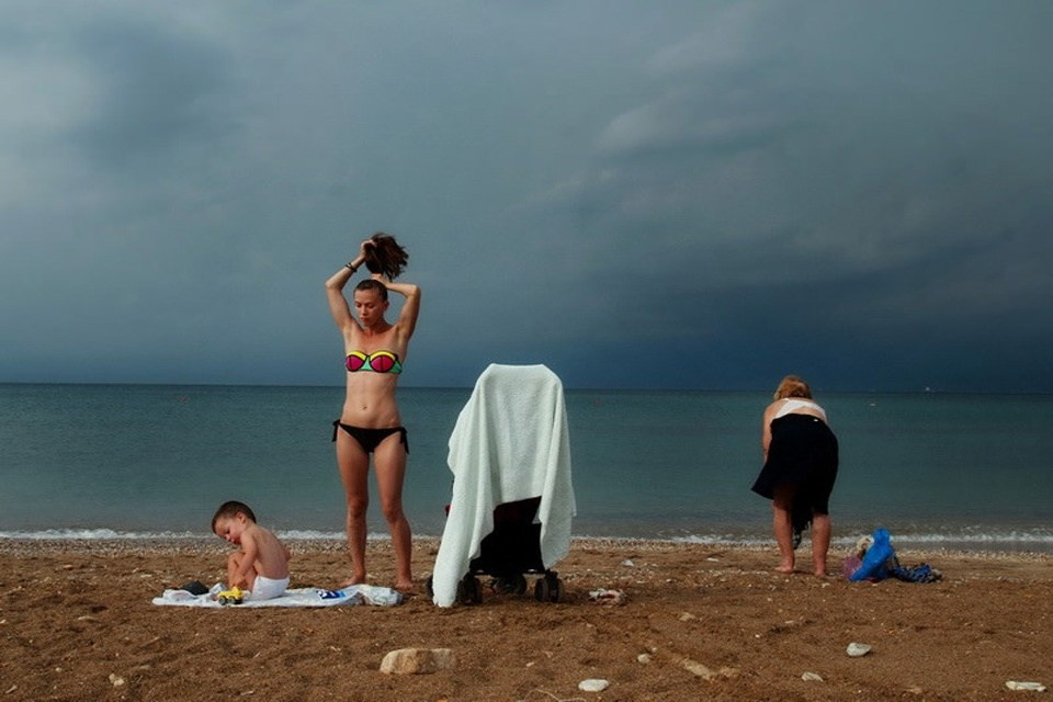 стрит-фотография Марии Спирополу с контрастным солнечным светом и тенями