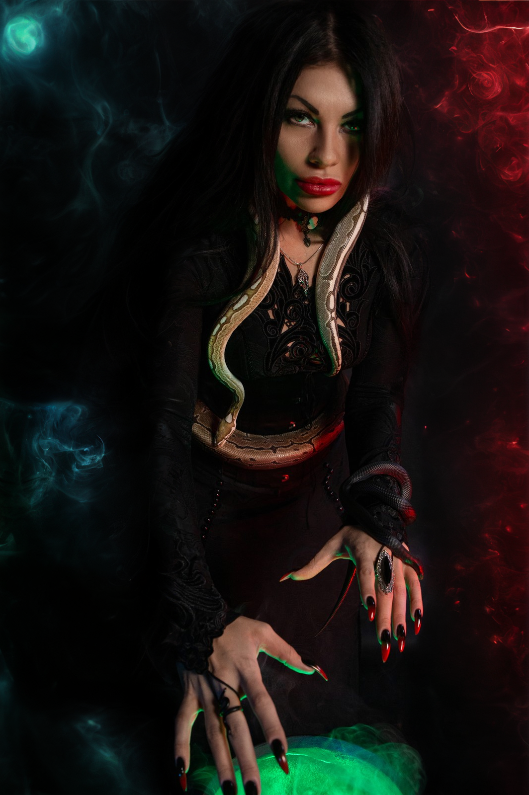 готическая фотосессия ведьмы со змеями, спиритическая доска, черепа