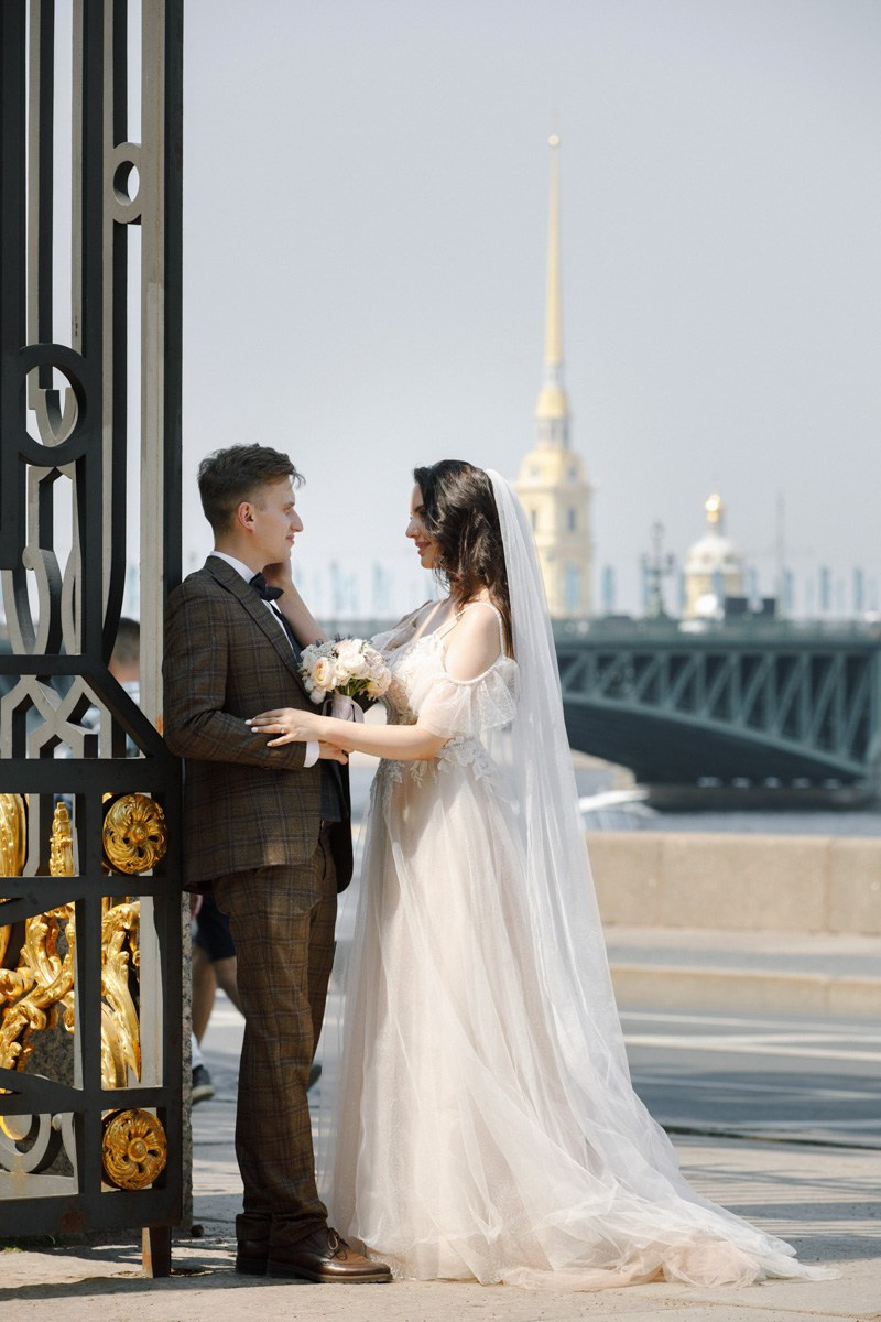 Свадебная фотосессия на Невском. Свадебный фотограф СПБ