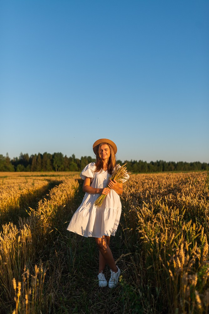 Поле, закат и наши улыбки. Фотограф Мария Ковкова