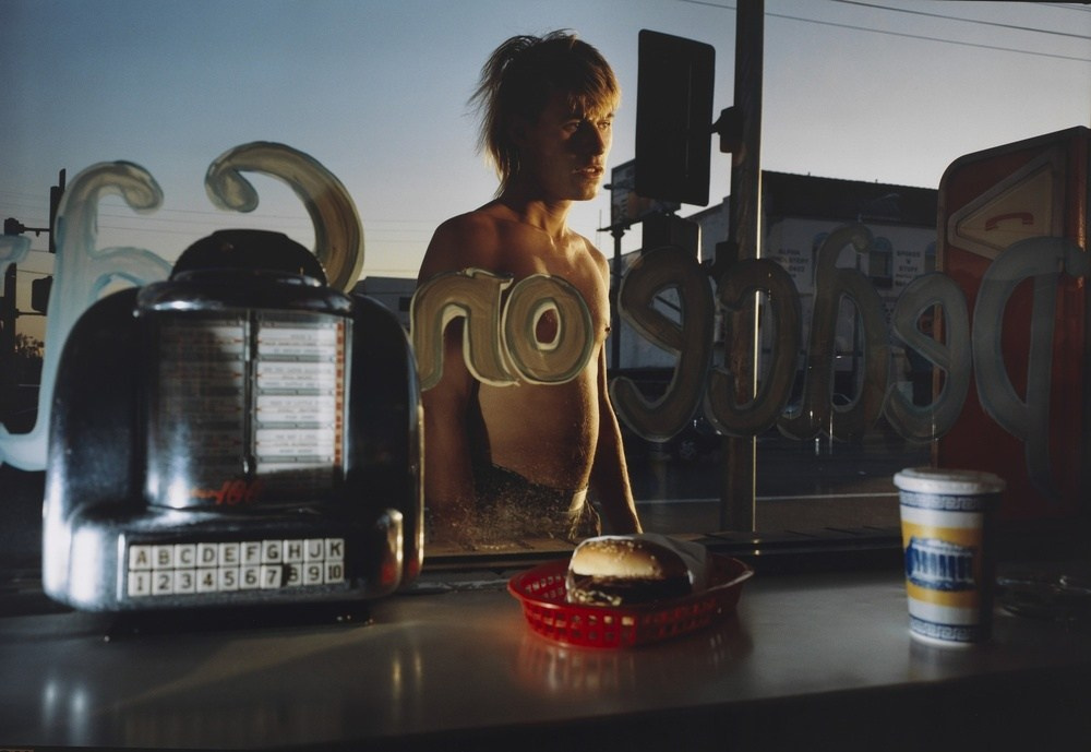 постановочная фотография Филипа-Лорки Ди Корсии с драматическим светом и театральной атмосферой