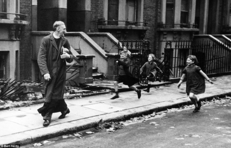 уличная фотография Берта Харди с повседневной сценой в Лондоне