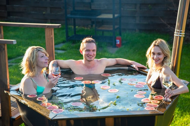 Загородный дом для отдыха на майские праздники с баней, уличным чаном на 6 человек - забронировать. Коттедж А-фрейм с баней и уличным чаном в Подмосковье - в аренду для отдыха