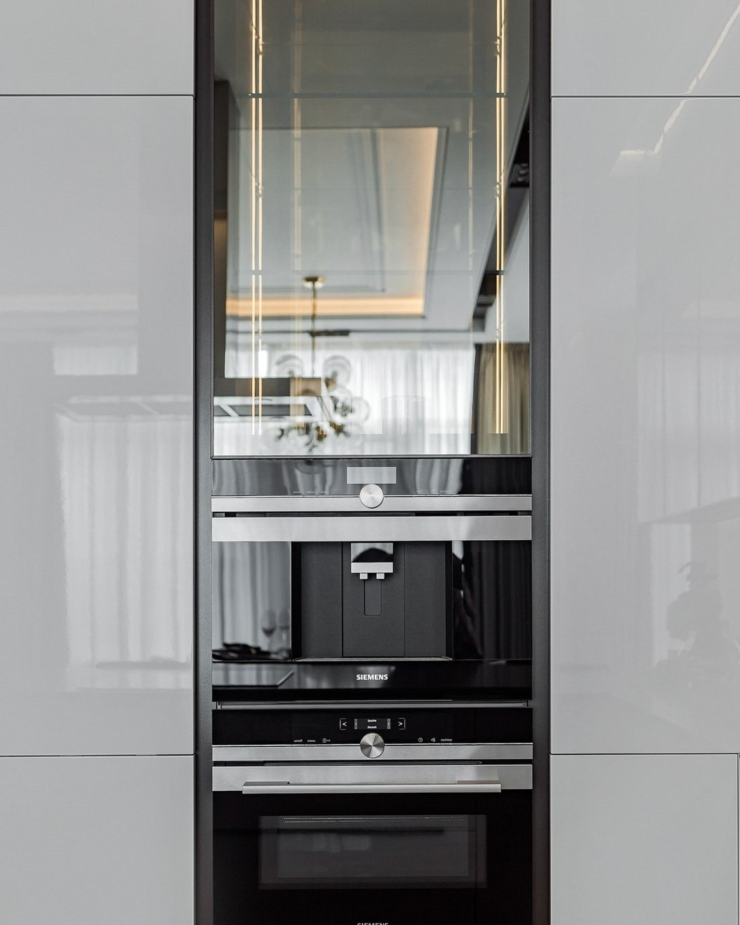 Встроенная техника Siemens в современной кухне с глянцевыми фасадами | Проект Валерии Котович