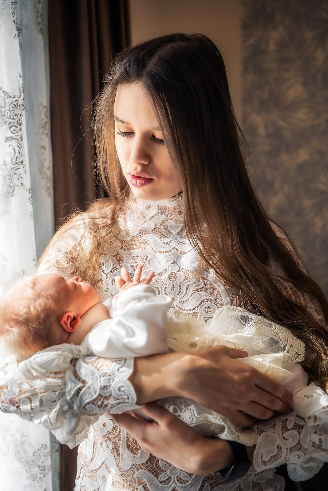 Женщина с младенцем нежное фото в старинном стиле