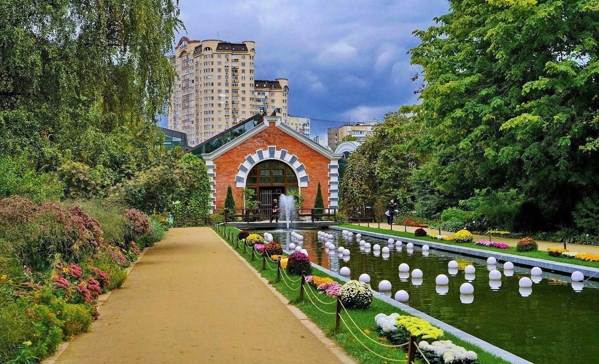 Съёмка в городском парке — гармония природы и архитектуры в центре столицы
