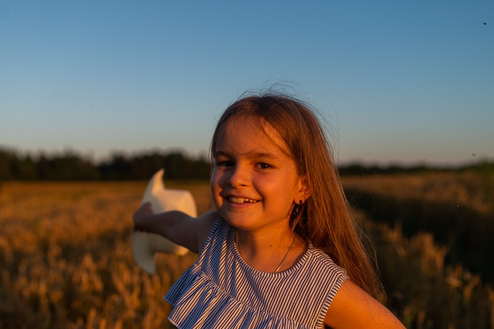 Поле, закат и наши улыбки. Фотограф Мария Ковкова
