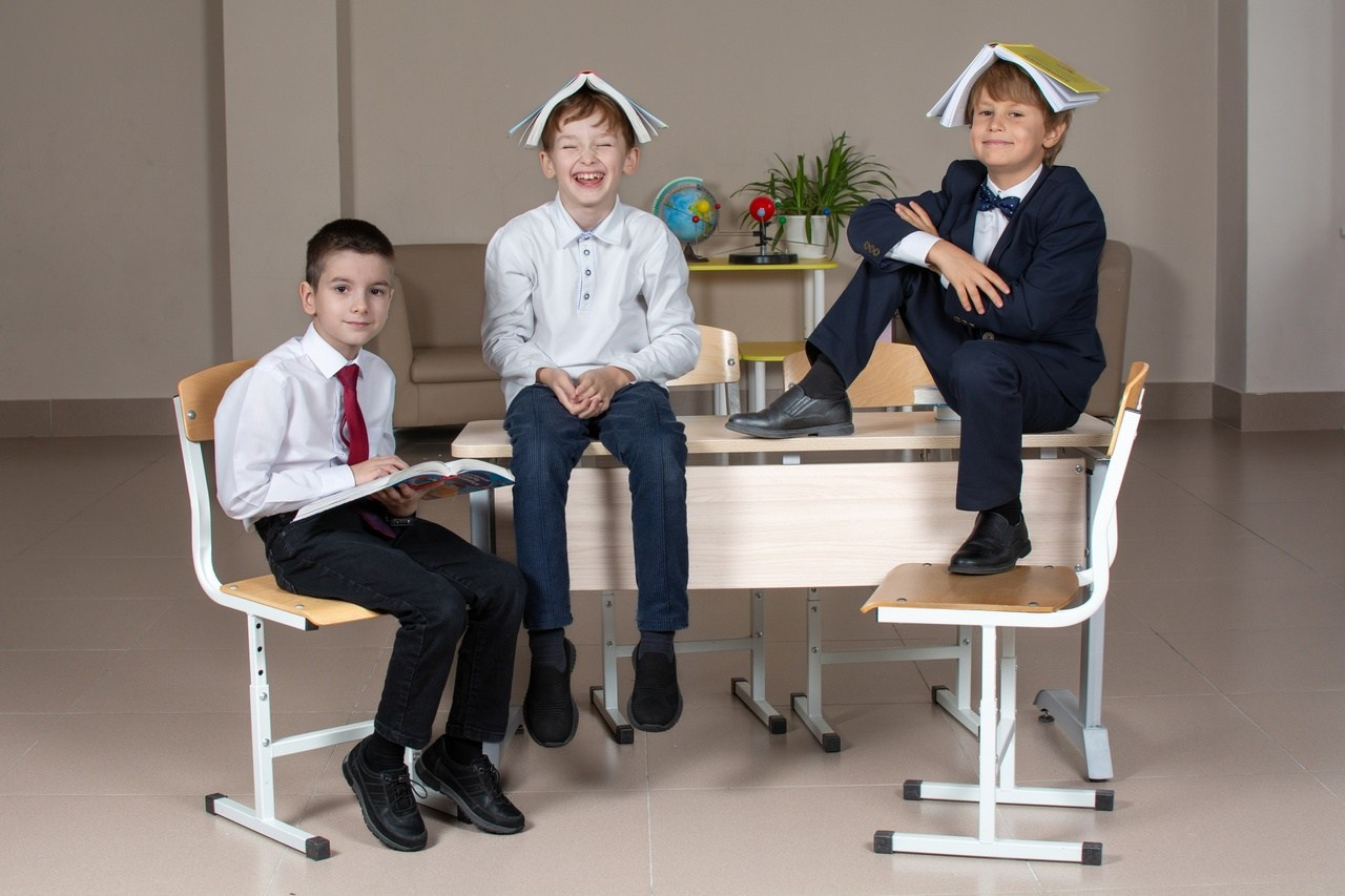 Первоклашки позируют фотографу Надежде Белоусовой.