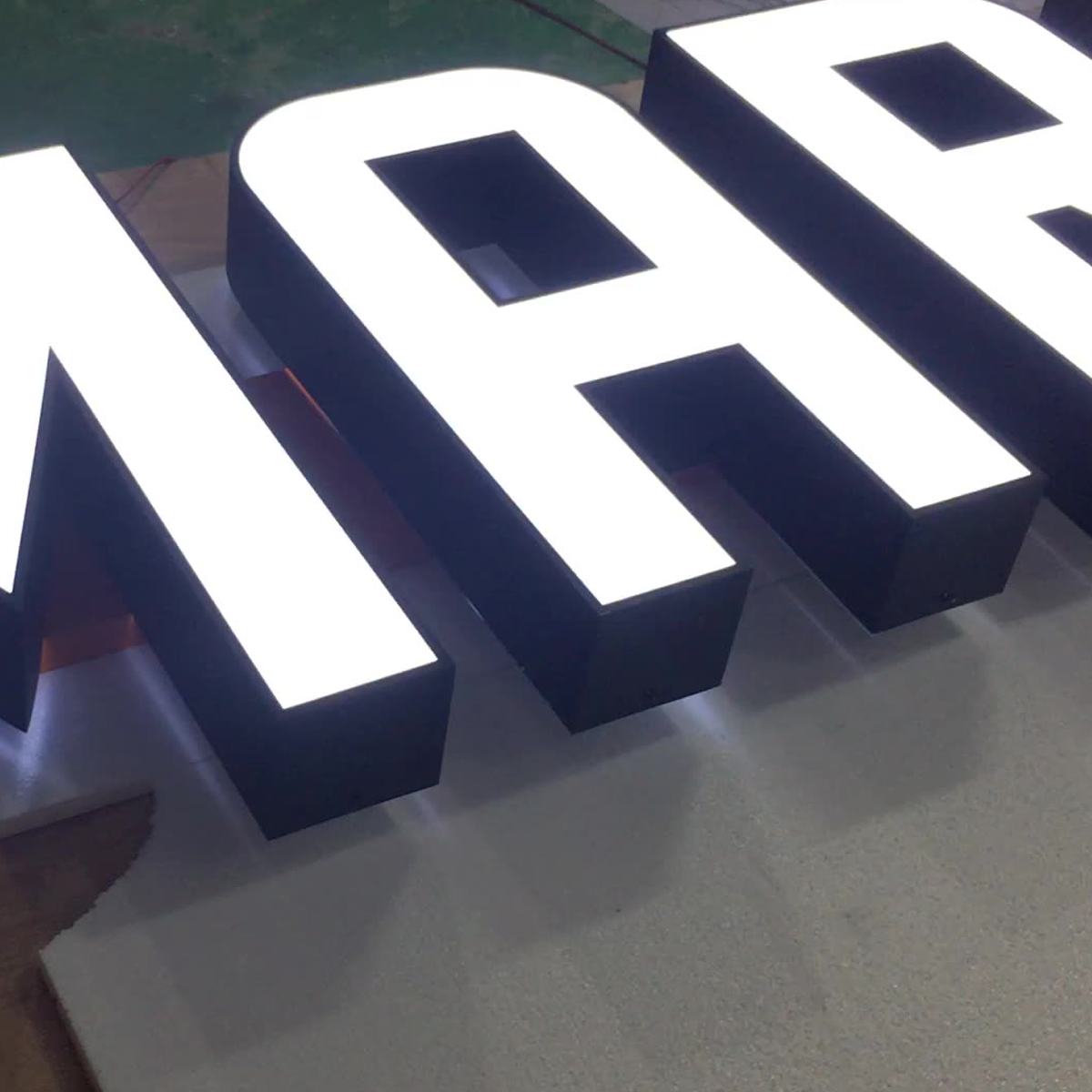 Изготавливаем в Симферополе лайтбоксы и  вывески с объемными буквами