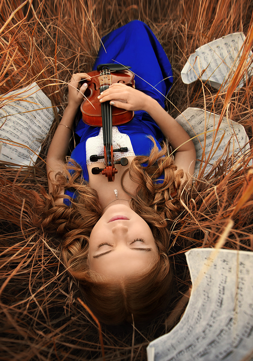 Фотосессия в Волгодонске: модель с музыкальным инструментом. Синее платье контрастирует с осенней листвой. Автор — Е. Жуйкова.