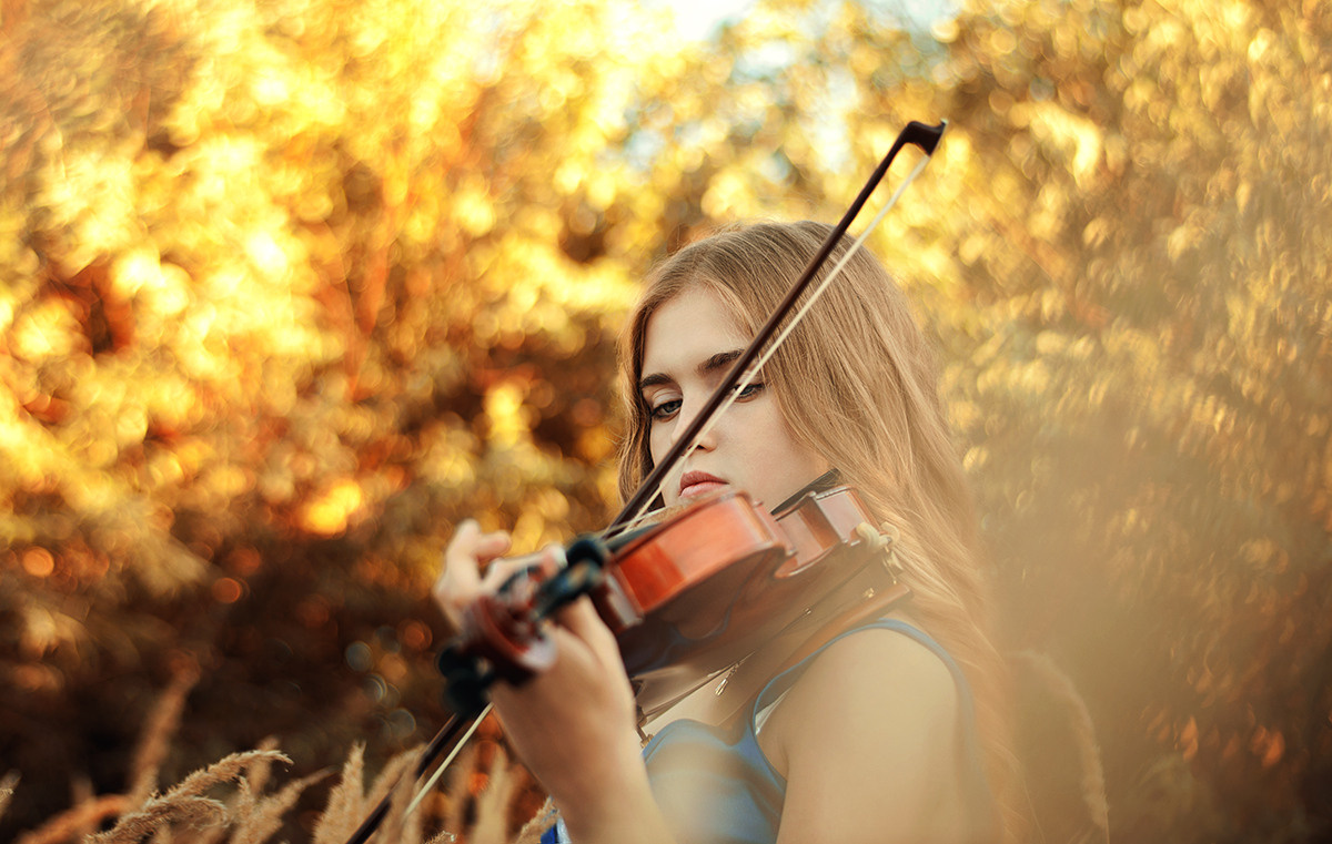 Осенняя фотосессия в Волгодонске от Елизаветы Жуйковой. Девушка в насыщенном синем платье играет на скрипке. Тёплые тона, природная локация.