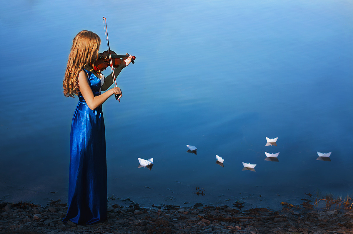 Фотосессия от Елизаветы Жуйковой: музыкальный образ в сезоне «осень». Девушка в синем платье с инструментом, природный фон, Волгодонск.