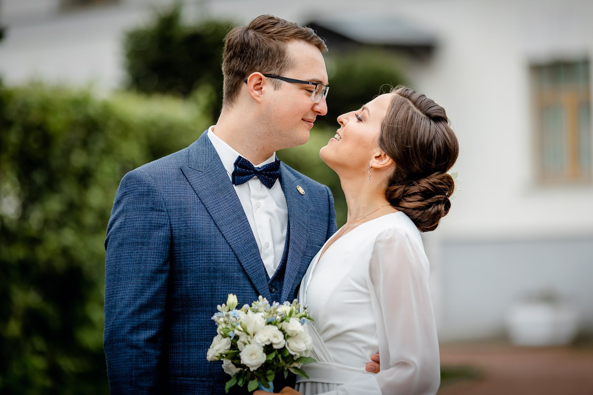 Жених и невеста на фоне ЗАГСа Петергофа.