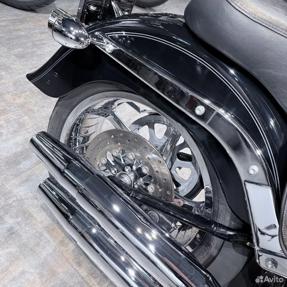 Купить Harley-Davidson 2010 Fat Boy Vivid Black (Softail/Dyna) — подробнее на сайте. Hello Davidson, Москва. Только хорошие мотоциклы…