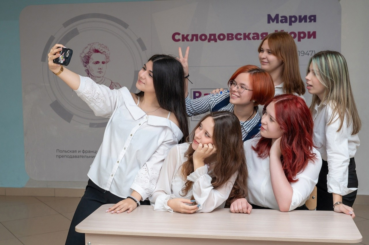 Школьное селфи с подругами на камеру фотообъектива в ОЦ №5 Челябинске.