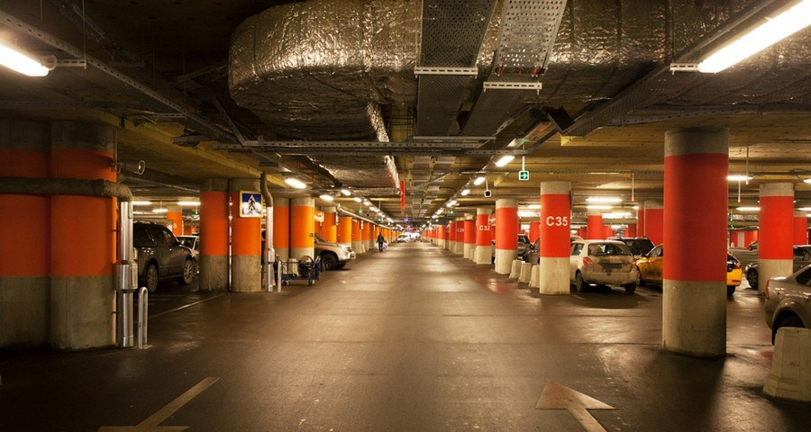 Атмосферная фотосессия на парковке Москвы — урбан-эстетика и автомобильная тематика