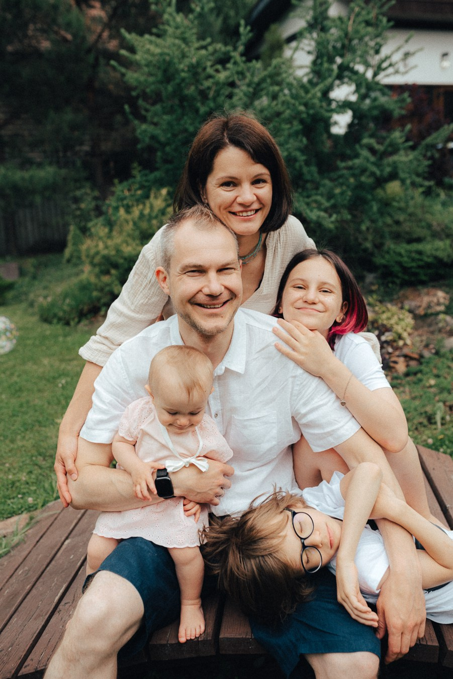 Коля, Ксюша, Саша, Андрей, Кира и бабушки | на даче