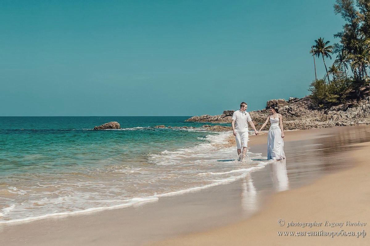Свадебная фотосессия Пхукет фотограф пляж невеста платье жених романтическая фотосъёмка море Ката Карон Найхарн Патонг Найхарн Сурин море счастье радость идея место образ пример фото позы для фотосессии Phuket Naiharn Kata Karon Patong Surin 