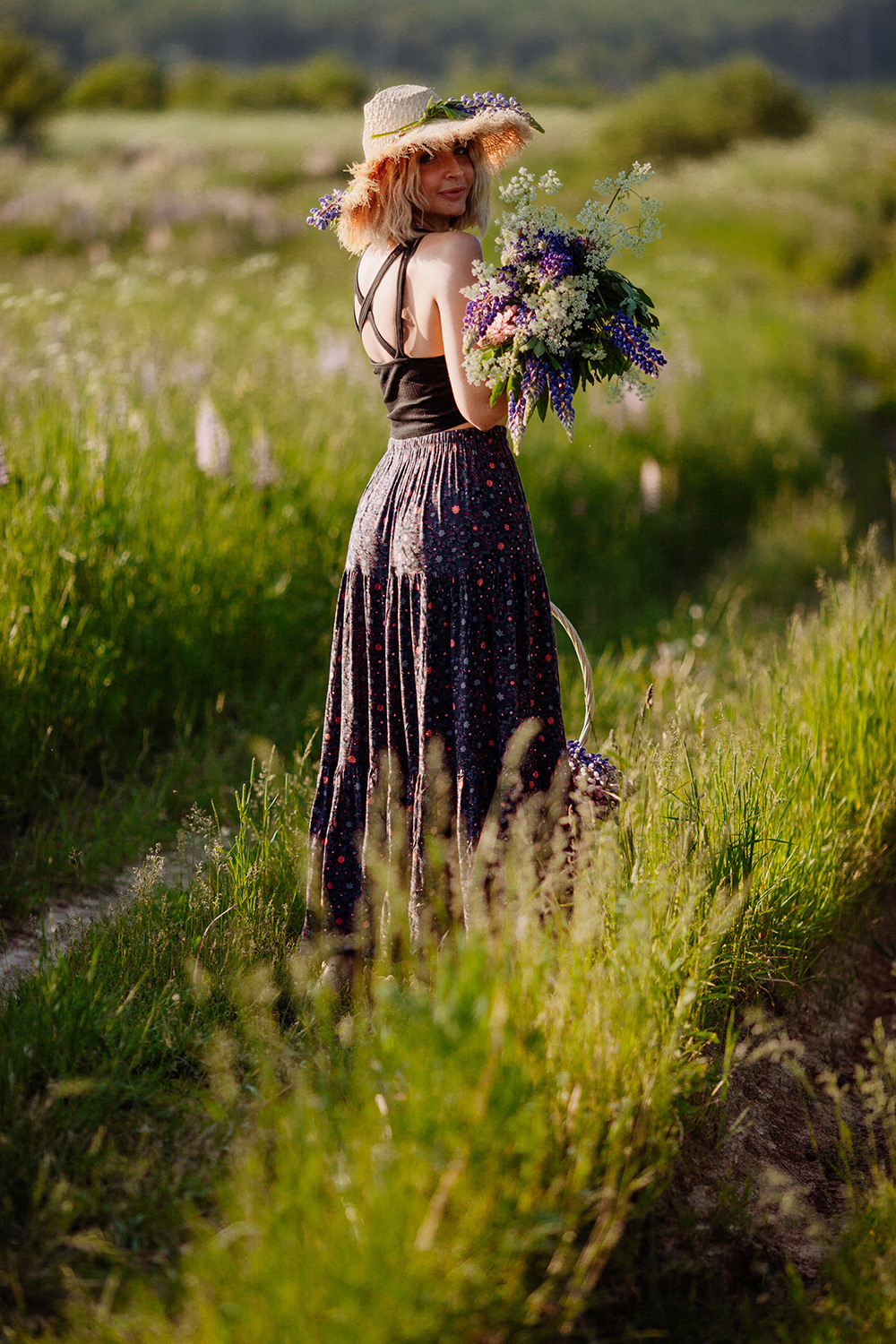 Карина и люпины. Фотограф Сергиев Посад Москва Хованская Екатерина